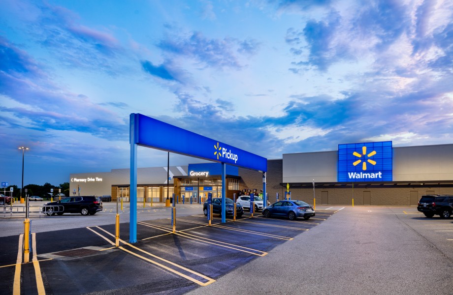 Walmart to give holiday bonuses to employees, extends emergency leave amid ongoing pandemic