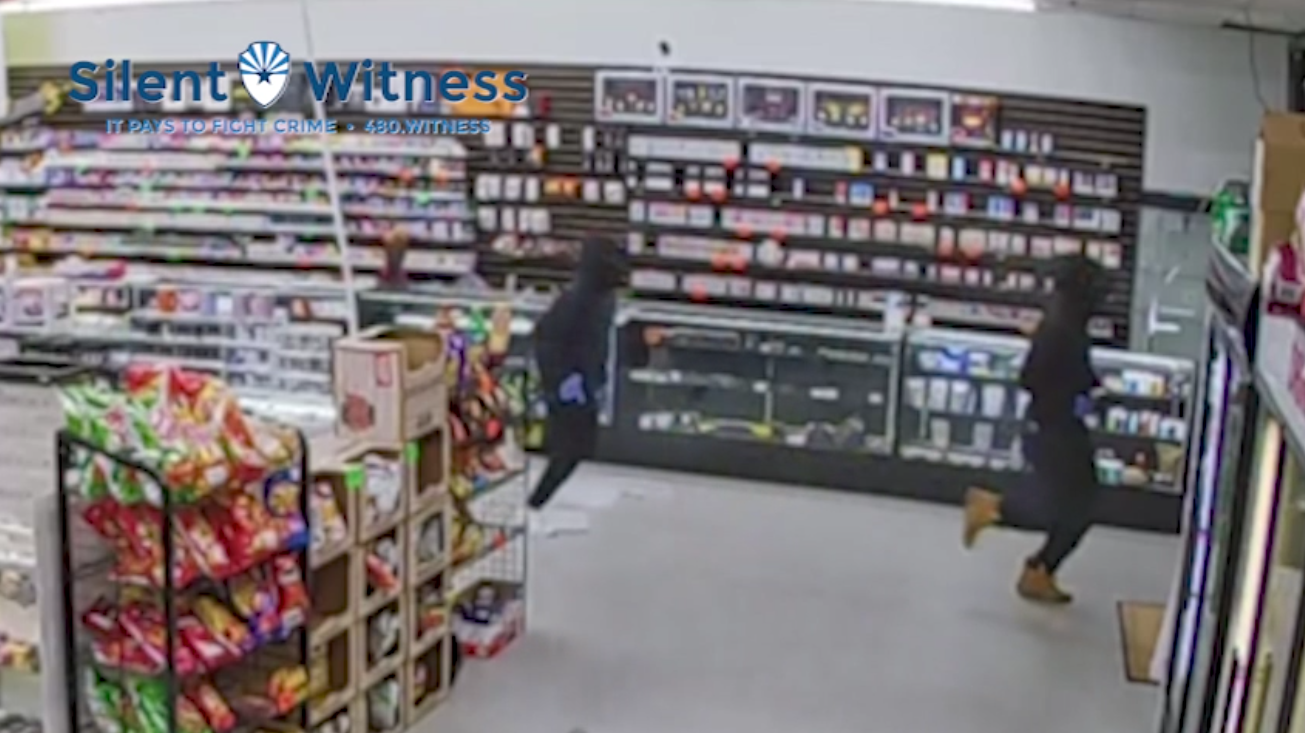 7-11 83rd Ave McDowell robbery surveillance.PNG