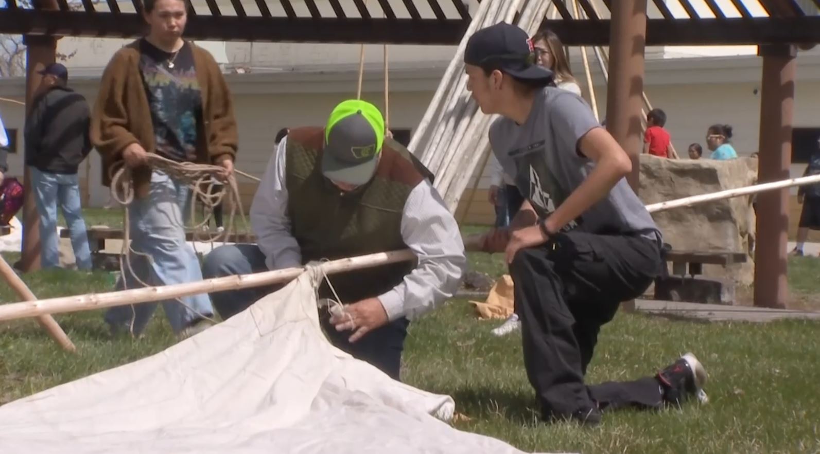 Little Big Horn College students erect tipis for final exams - Vimarsana News