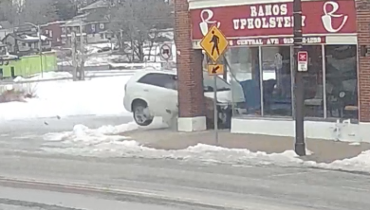 Car into building.png