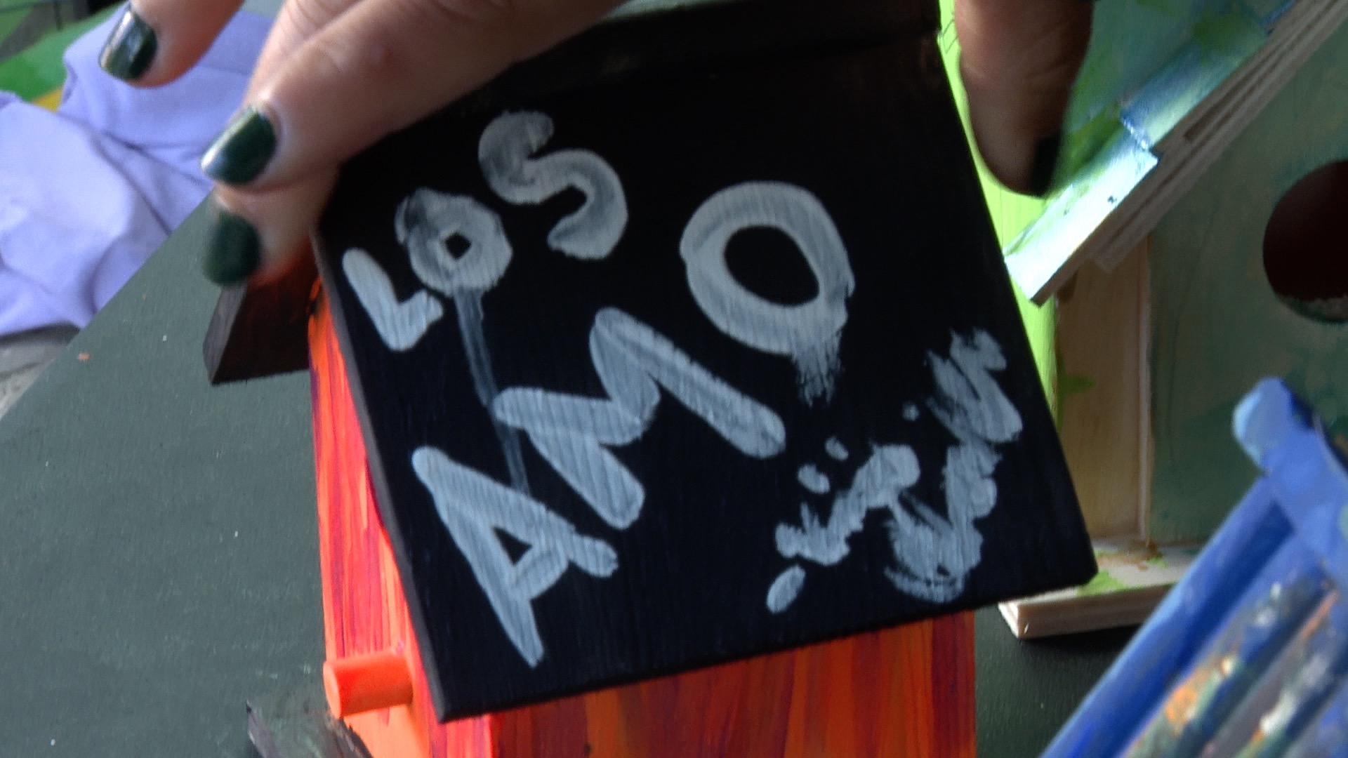 Birdhouse that says 'I Love You All' in Spanish, painted by Viviana Castelan Alamillo