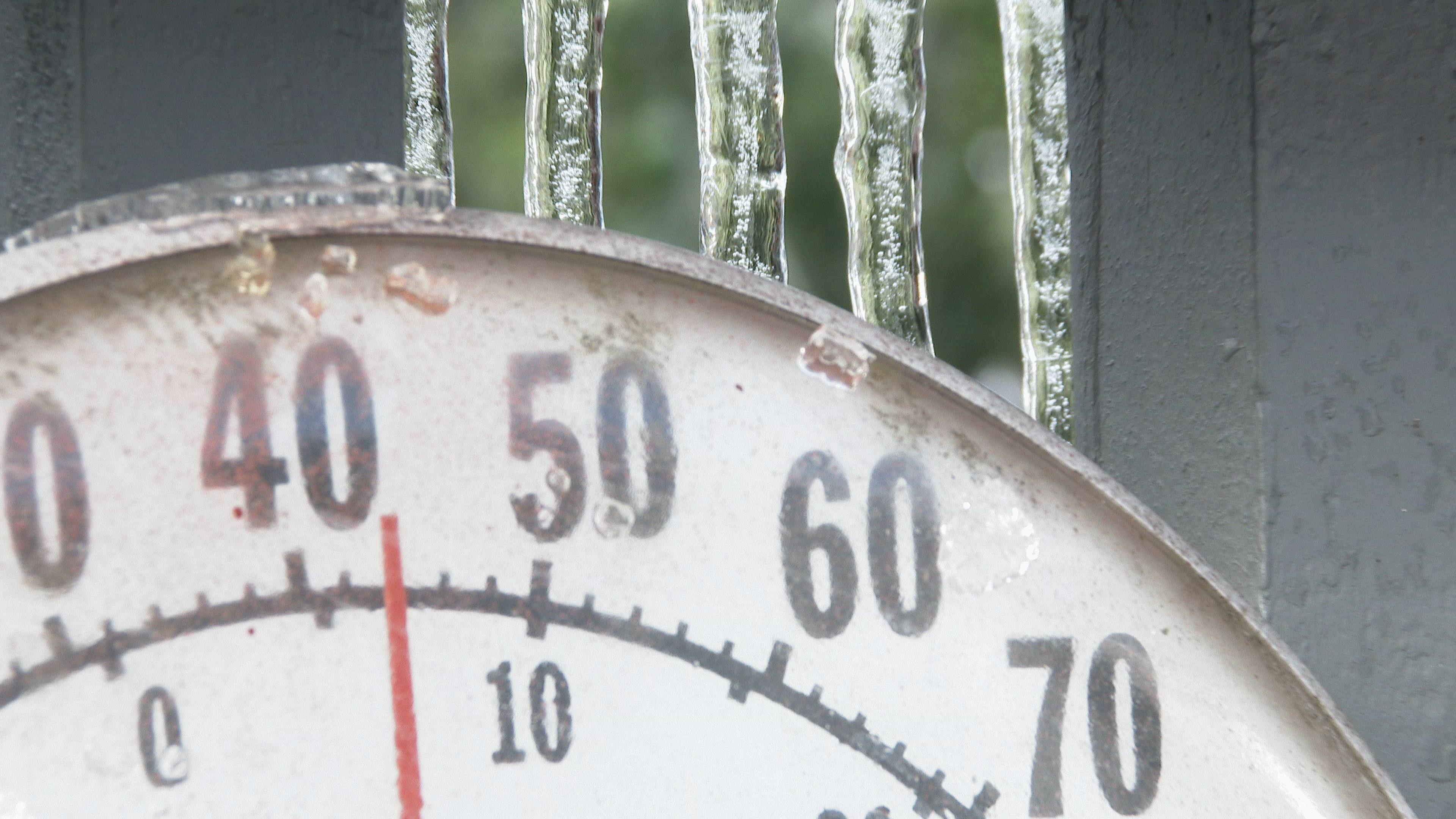 weather-thermometer-rising-as-ice-melts-in-winter-SBI-350491391.jpg
