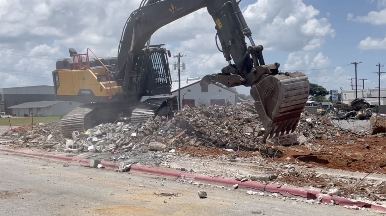 Historic Davis Gym demolition stirs memories for Hearne community