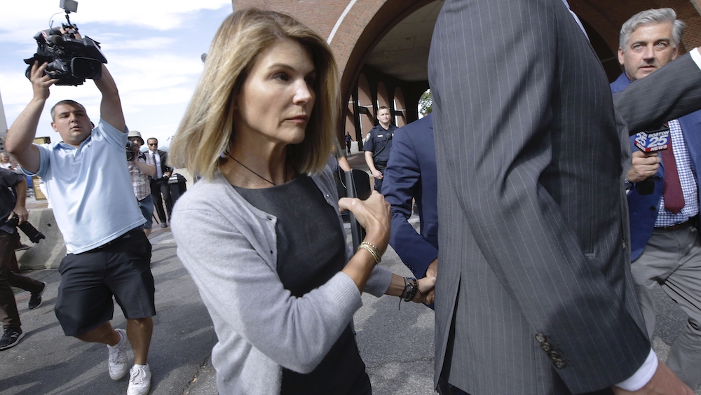 Lori Loughlin agrees to plea deal in college admissions scandal, will serve 2 months in prison