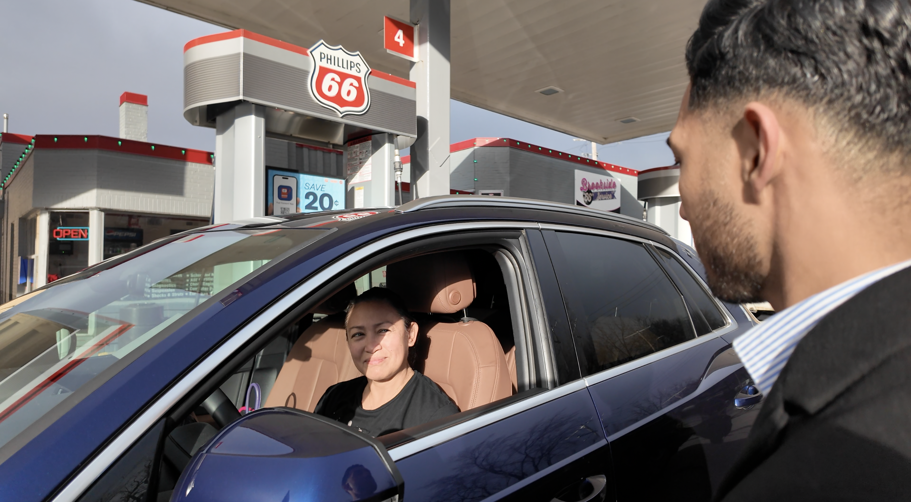 Holiday travelers see a joyful break at the pumps