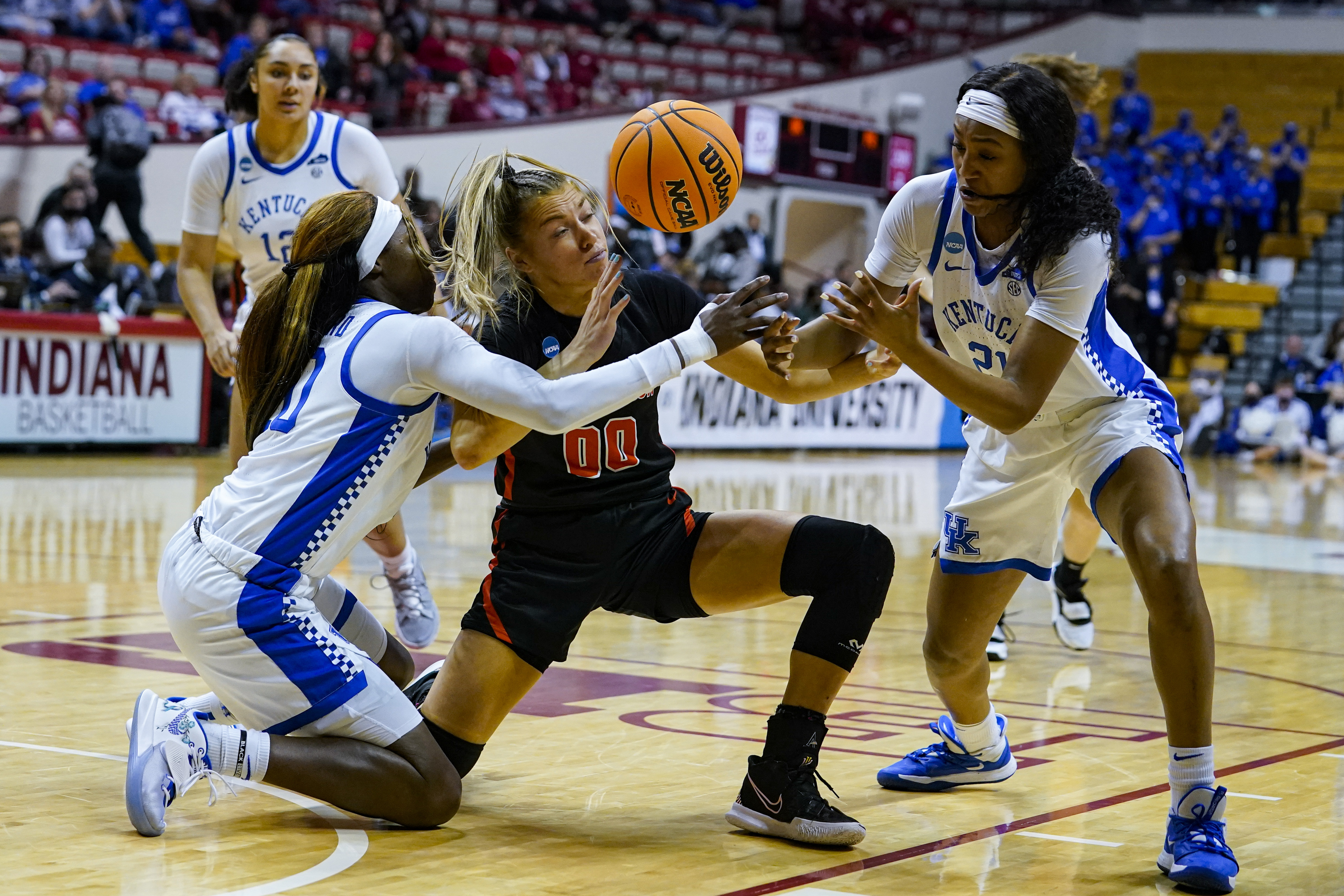 Nyah Leveretter, Rhyne Howard, Ellie Mitchell