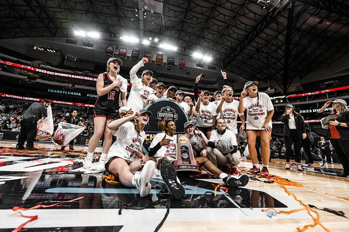 TRANSYLVANIA BASKETBALL CELEBRATES TITLE.jpg