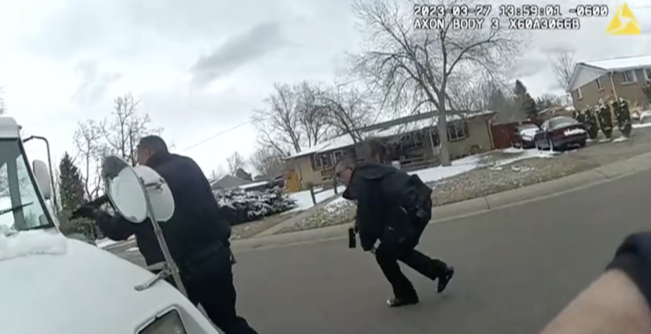 Lakewood police body camera video shows officers with guns searching for the suspects in a reported robbery of a postal worker.