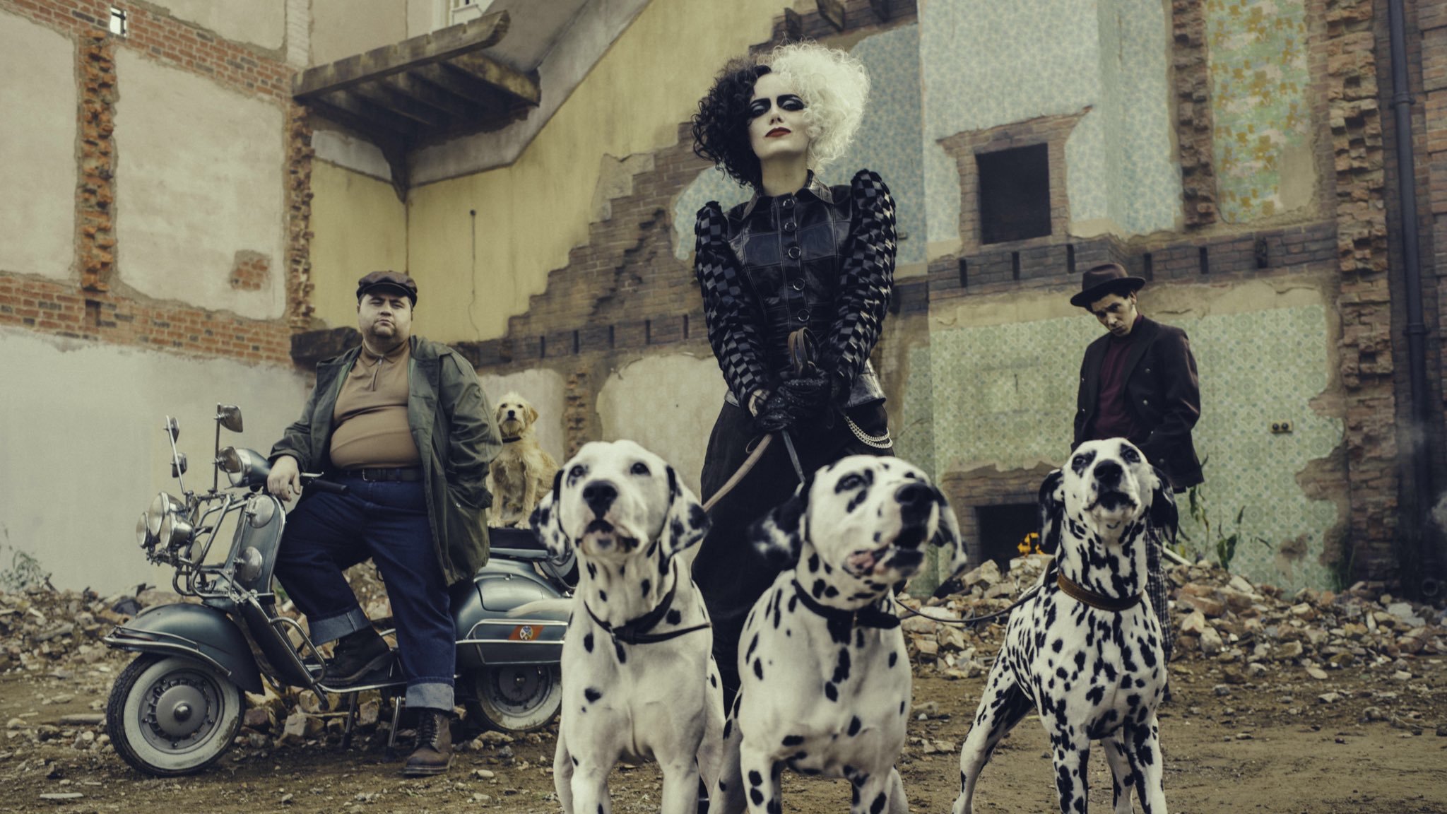 emma stone cruella deville d23 disney 101 dalmations.jpeg