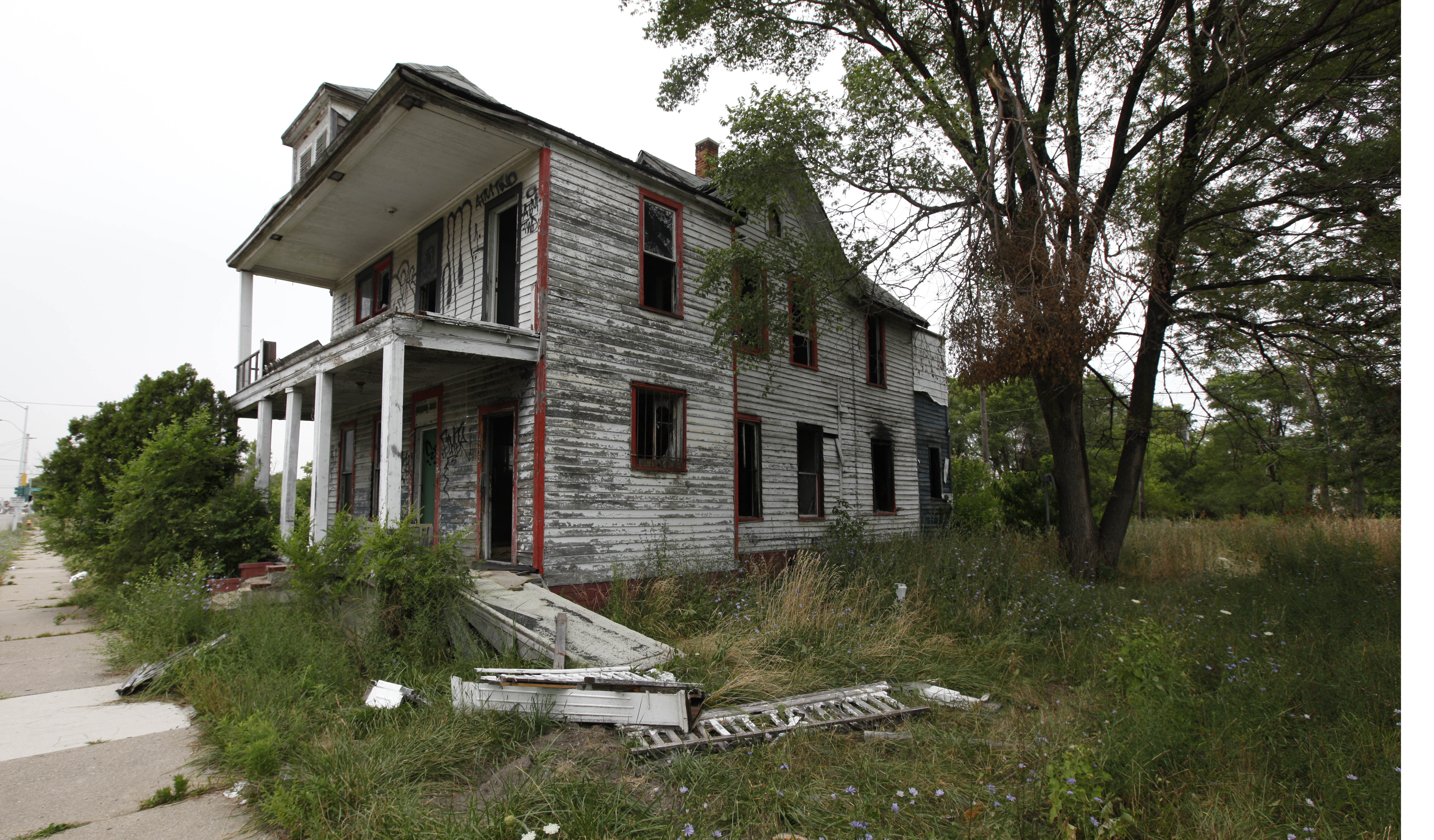 Blighted home Detroit 