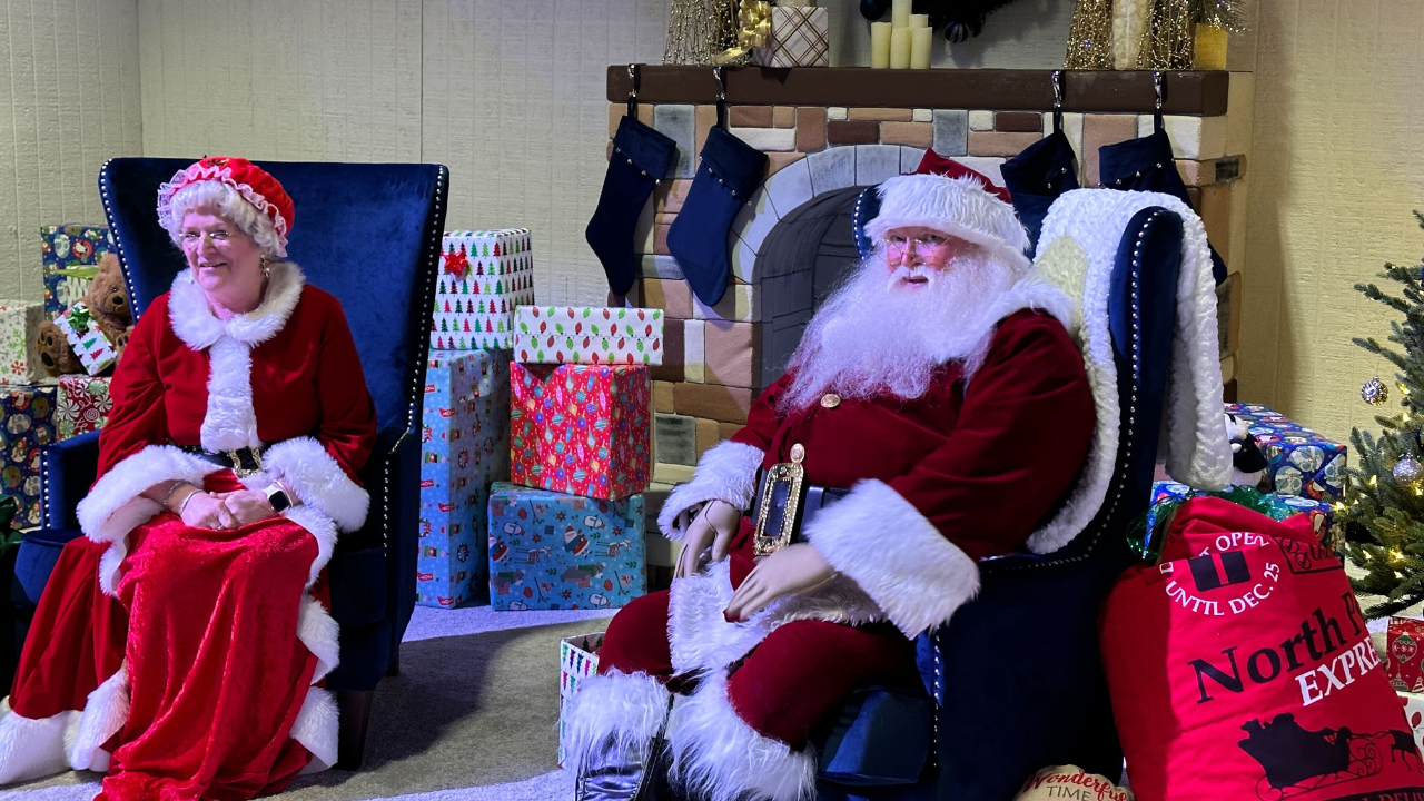 sant and mrs claus.png