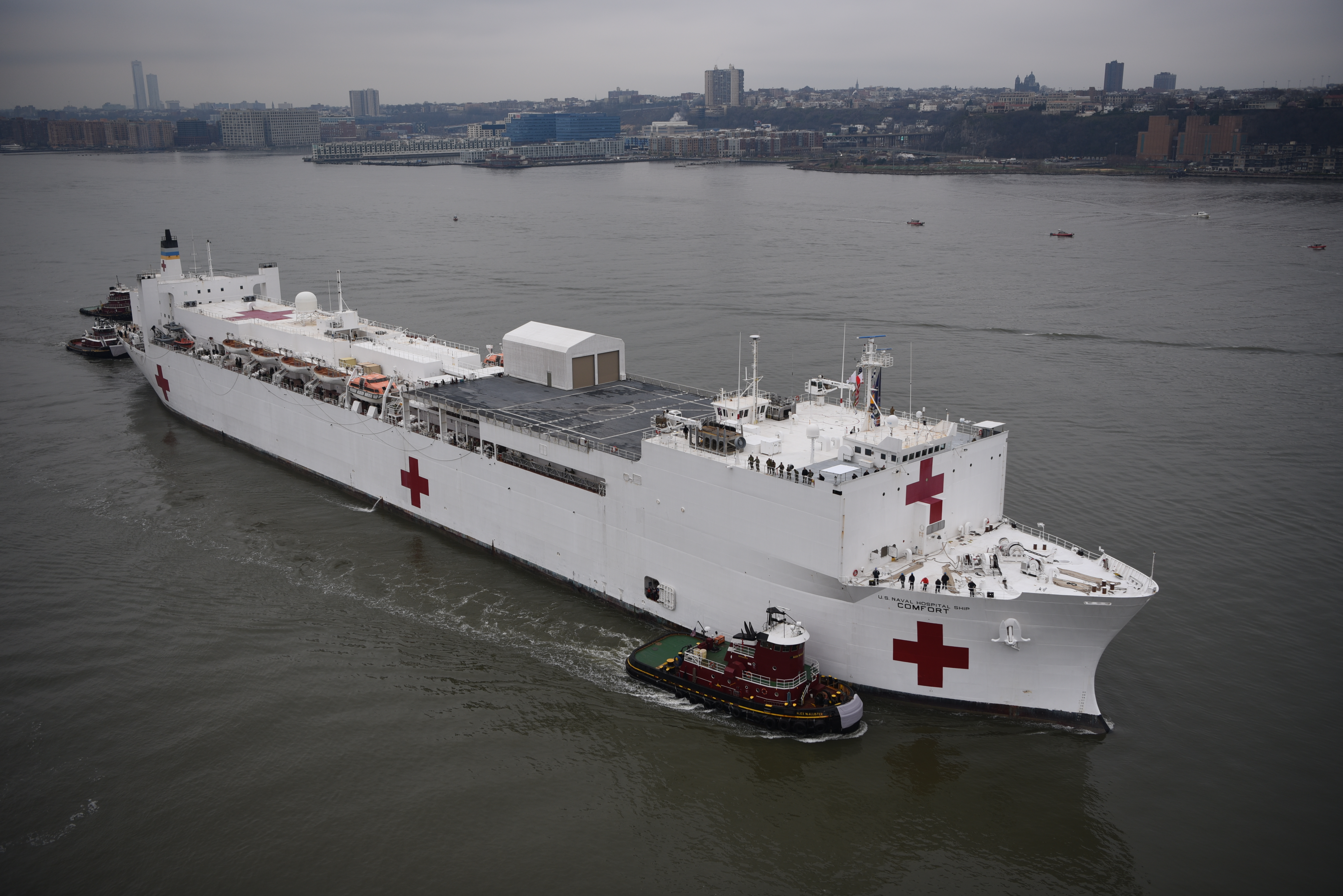 USNS Comfort pulls into New York City