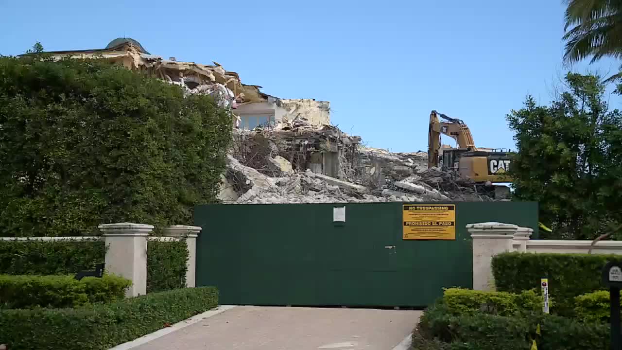 Estee Lauder heir's mansion demolition at 1071 N. Ocean Blvd. in Palm Beach, Oct. 26, 2022