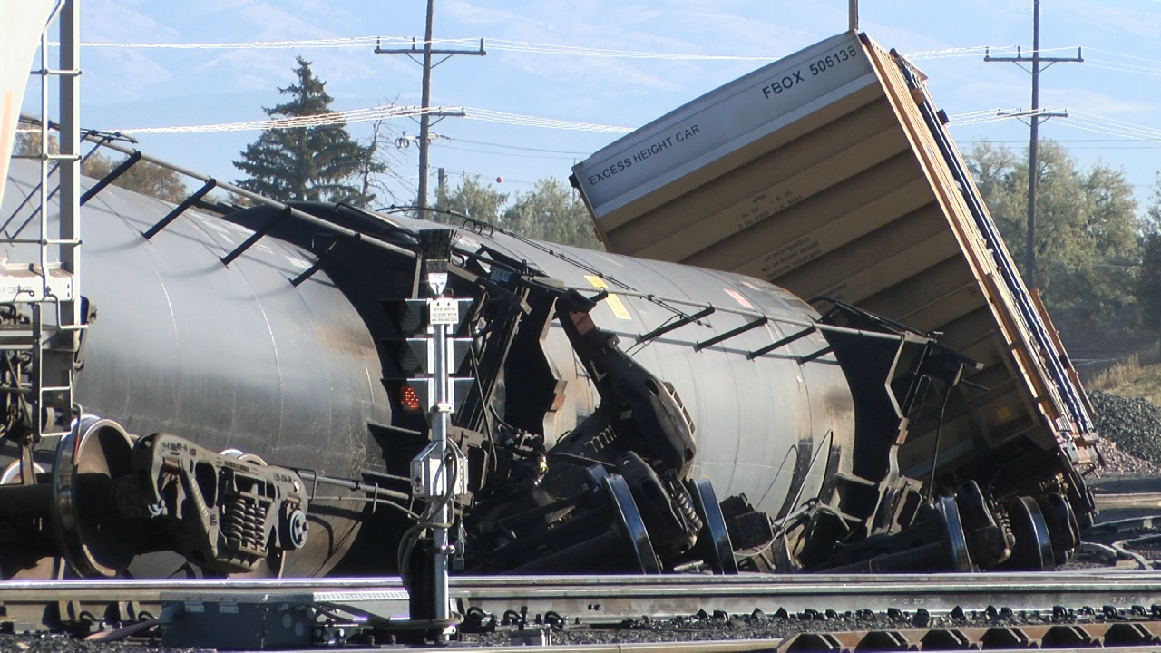 Rail cars containing liquid propane derail in Helena